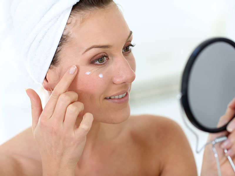 A women applying a face cream